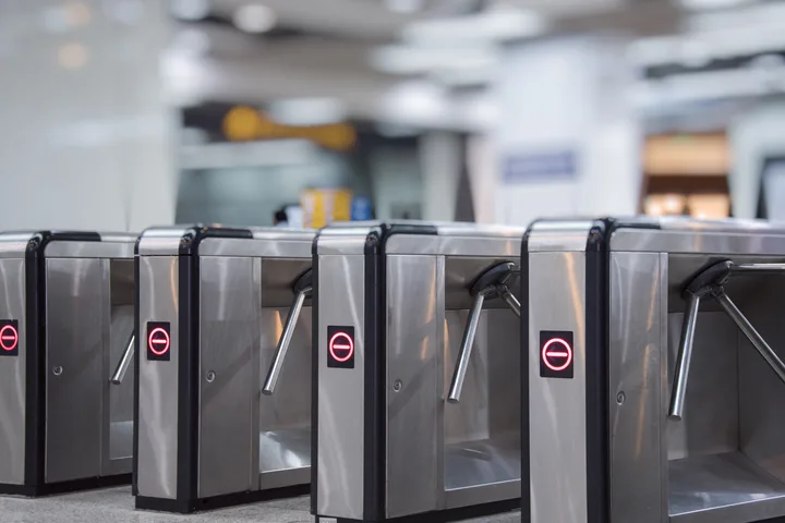 Catracas metálicas de controle de acesso, o mesmo tipo de equipamento usado na portaria de escolas