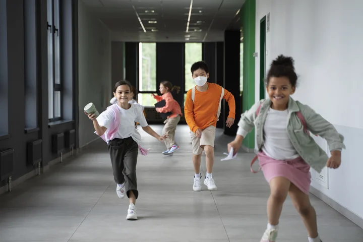Crianças correndo no pátio da escola durante o período de rematrícula