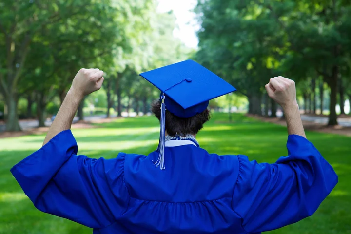 Formandos em traje de formatura recebendo diploma digital reconhecido pelo MEC