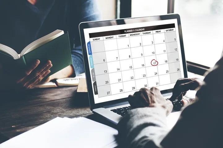 Secretaria escolar revisando calendário, notas e financeiro para o planejamento do 2º semestre letivo